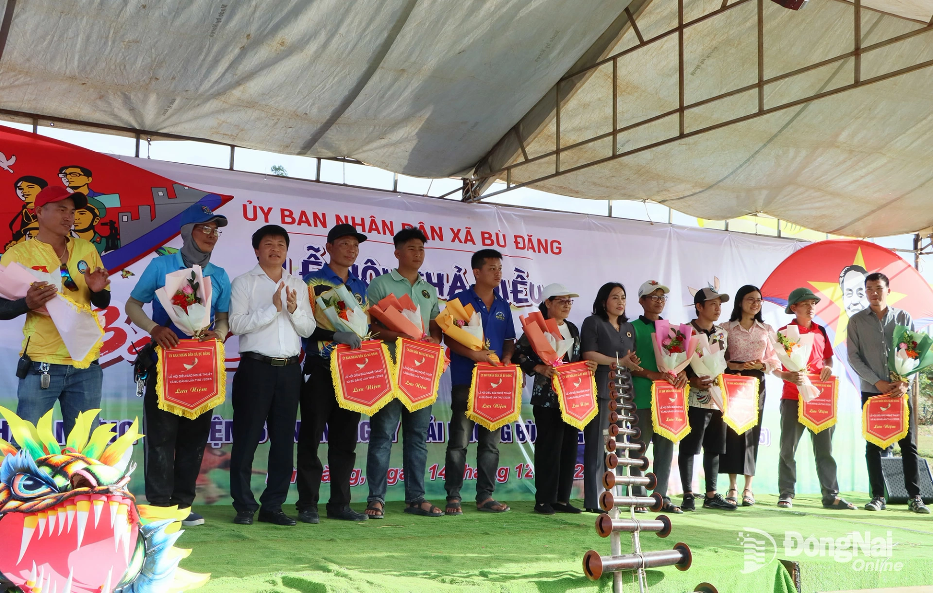 Ban tổ chức tặng hoa và cờ lưu niệm cho các đội tham gia. Ảnh: Xuân Túc