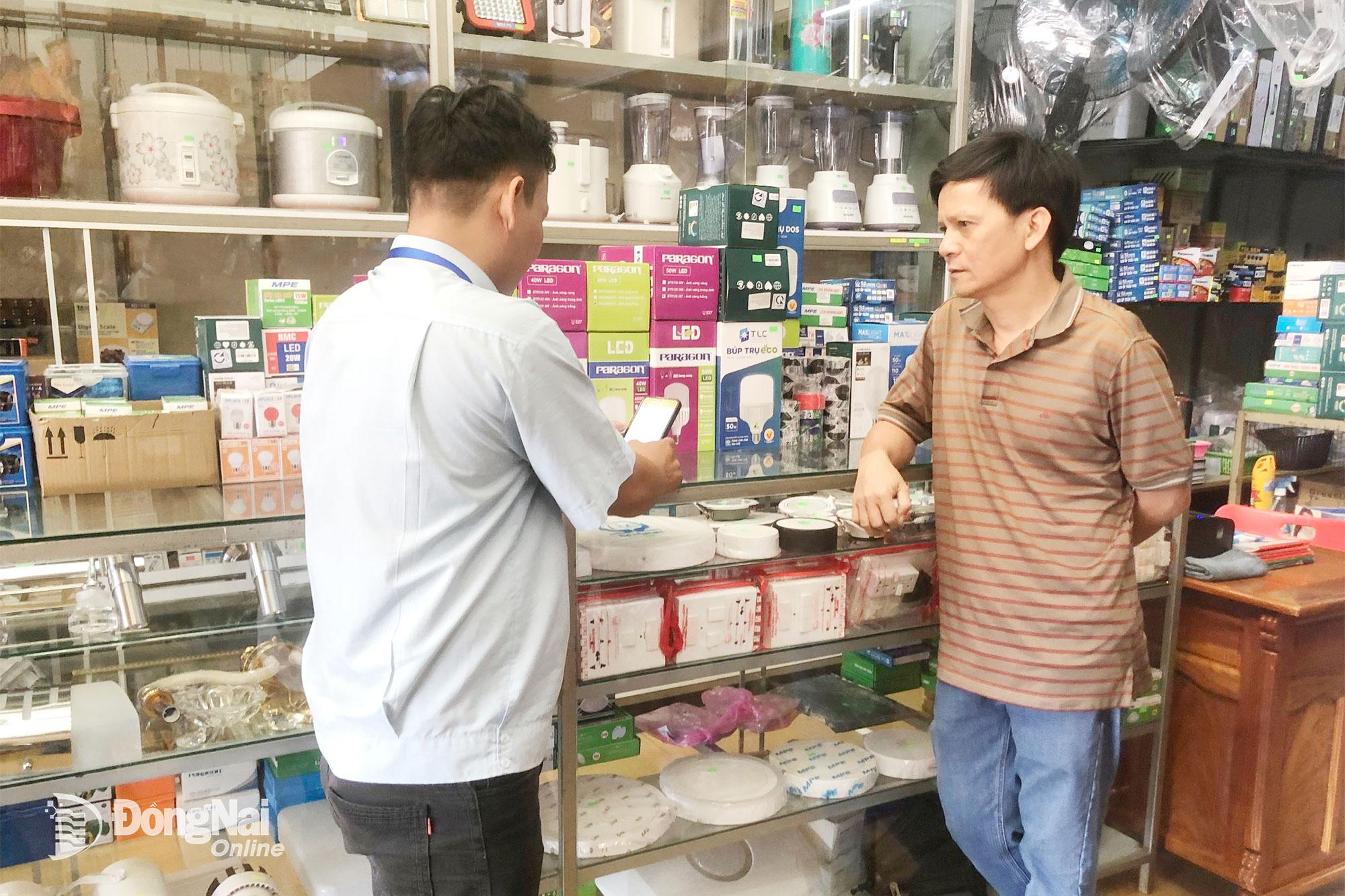 Lực lượng điều tra vi&ecirc;n tổng điều tra kinh tế phường Bi&ecirc;n H&ograve;a phỏng vấn, thu thập th&ocirc;ng tin tại một hộ kinh doanh c&aacute; thể tr&ecirc;n địa b&agrave;n phường. Ảnh:&nbsp;Hải Qu&acirc;n