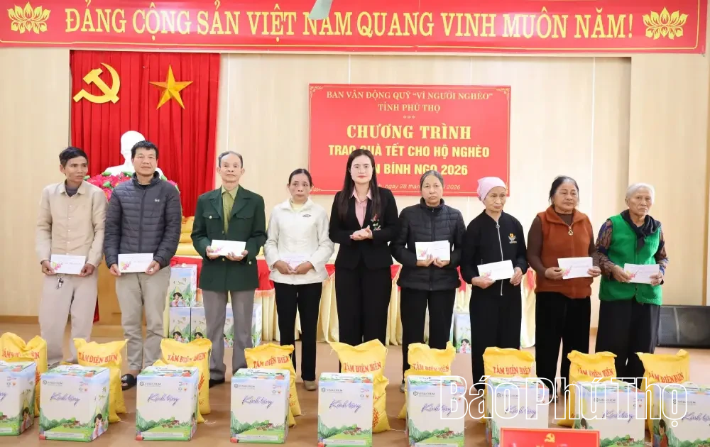 Ph&oacute; Chủ tịch UBND tỉnh Qu&aacute;ch Tất Li&ecirc;m trao qu&agrave; Tết tặng c&aacute;c hộ ngh&egrave;o x&atilde; Hội Thịnh