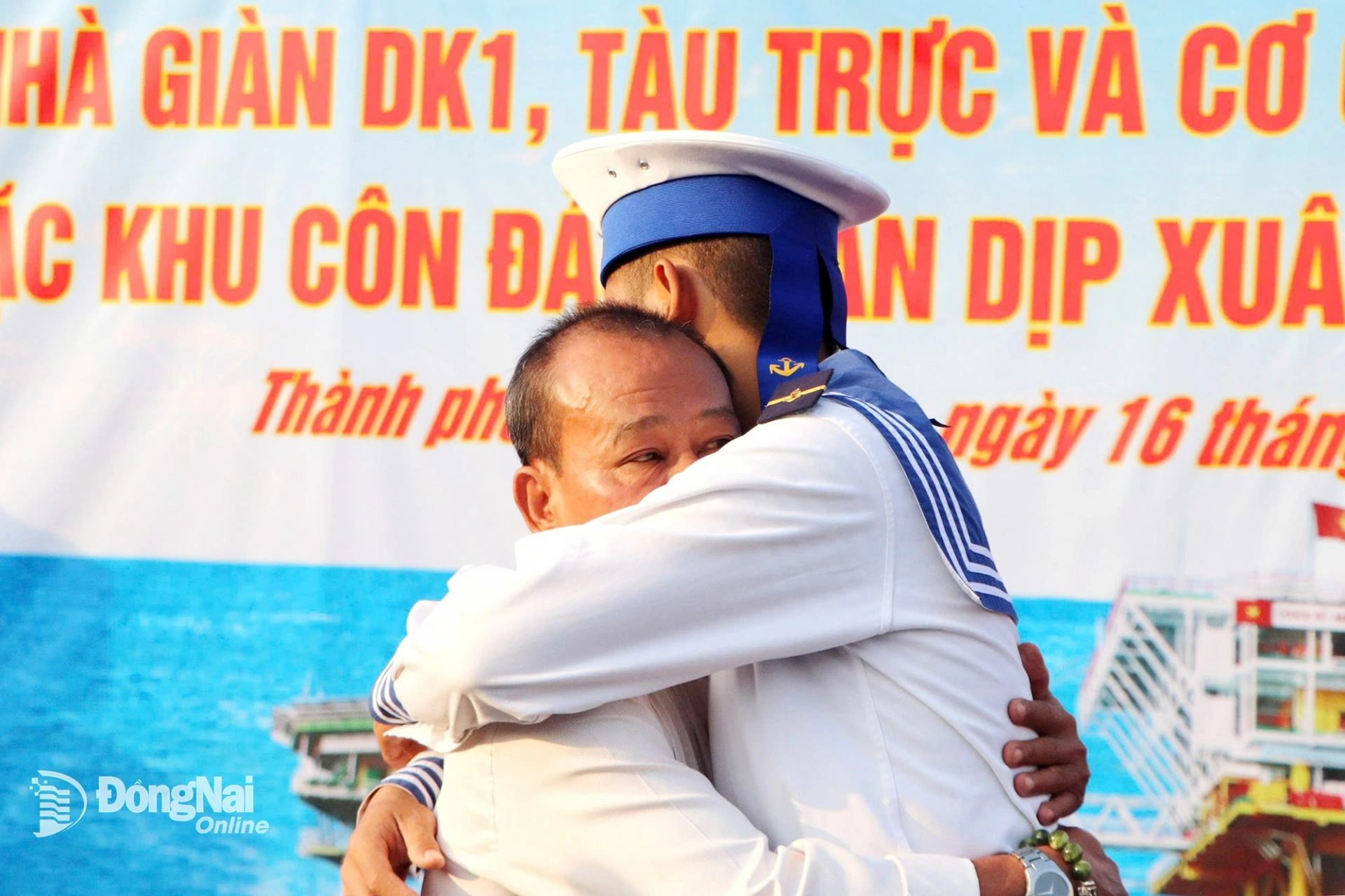 &Ocirc;ng Phạm Hồng Điểm động vi&ecirc;n con trai l&agrave; t&acirc;n binh Phạm Hồng Đức Anh ra l&agrave;m nhiệm vụ tại Nh&agrave; gi&agrave;n DK1/10. Ảnh: Ngọc Li&ecirc;n