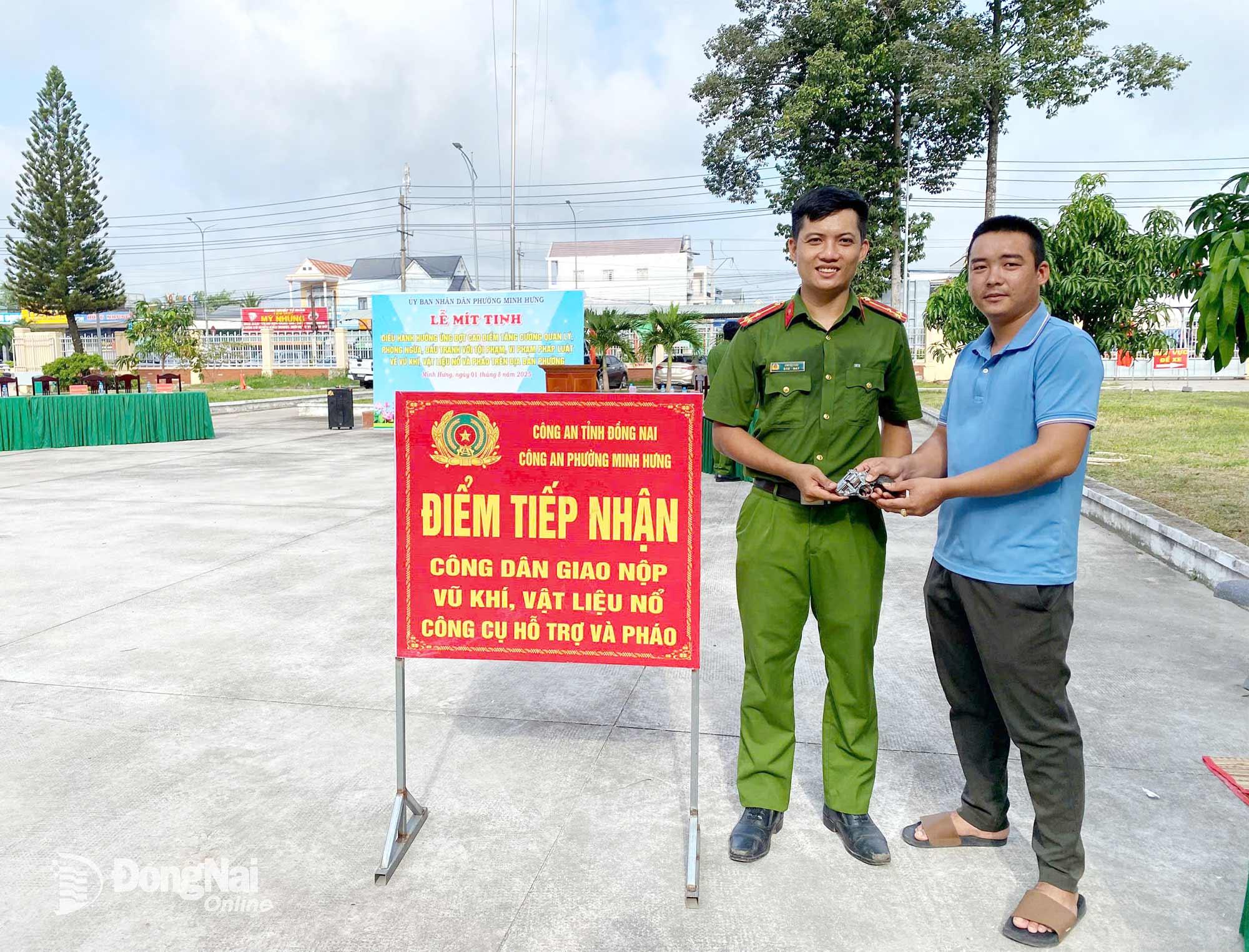 Công an phường Minh Hưng thu nhận vũ khí từ người dân giao nộp.