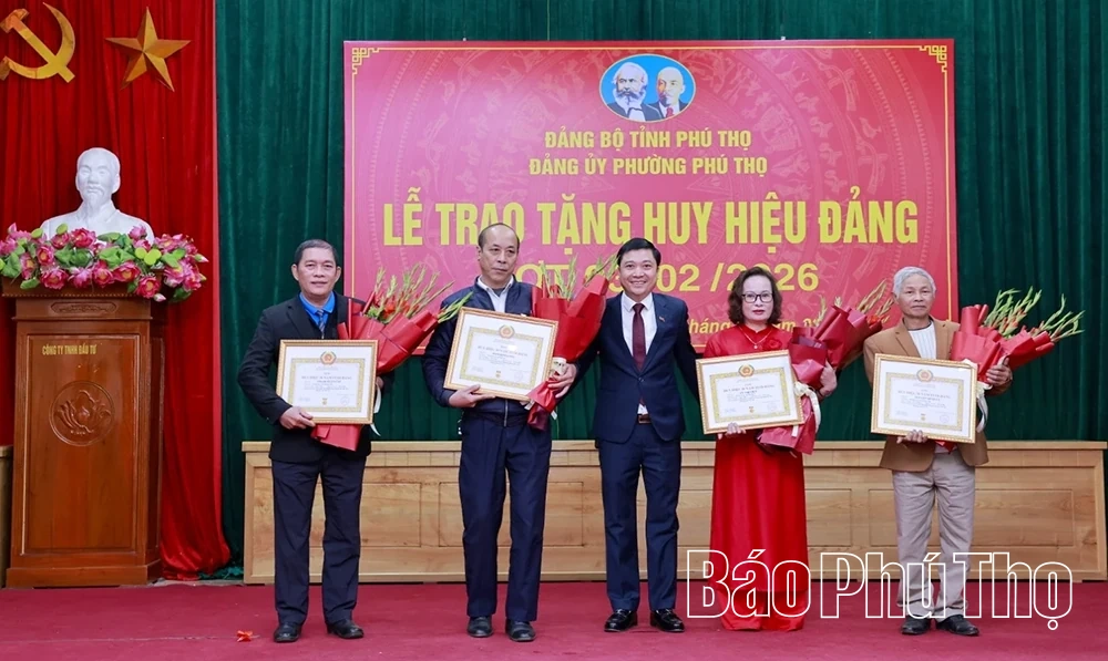 Ph&oacute; B&iacute; thư Thường trực Tỉnh ủy B&ugrave;i Văn Quang trao Huy hiệu Đảng tại phường Ph&uacute; Thọ