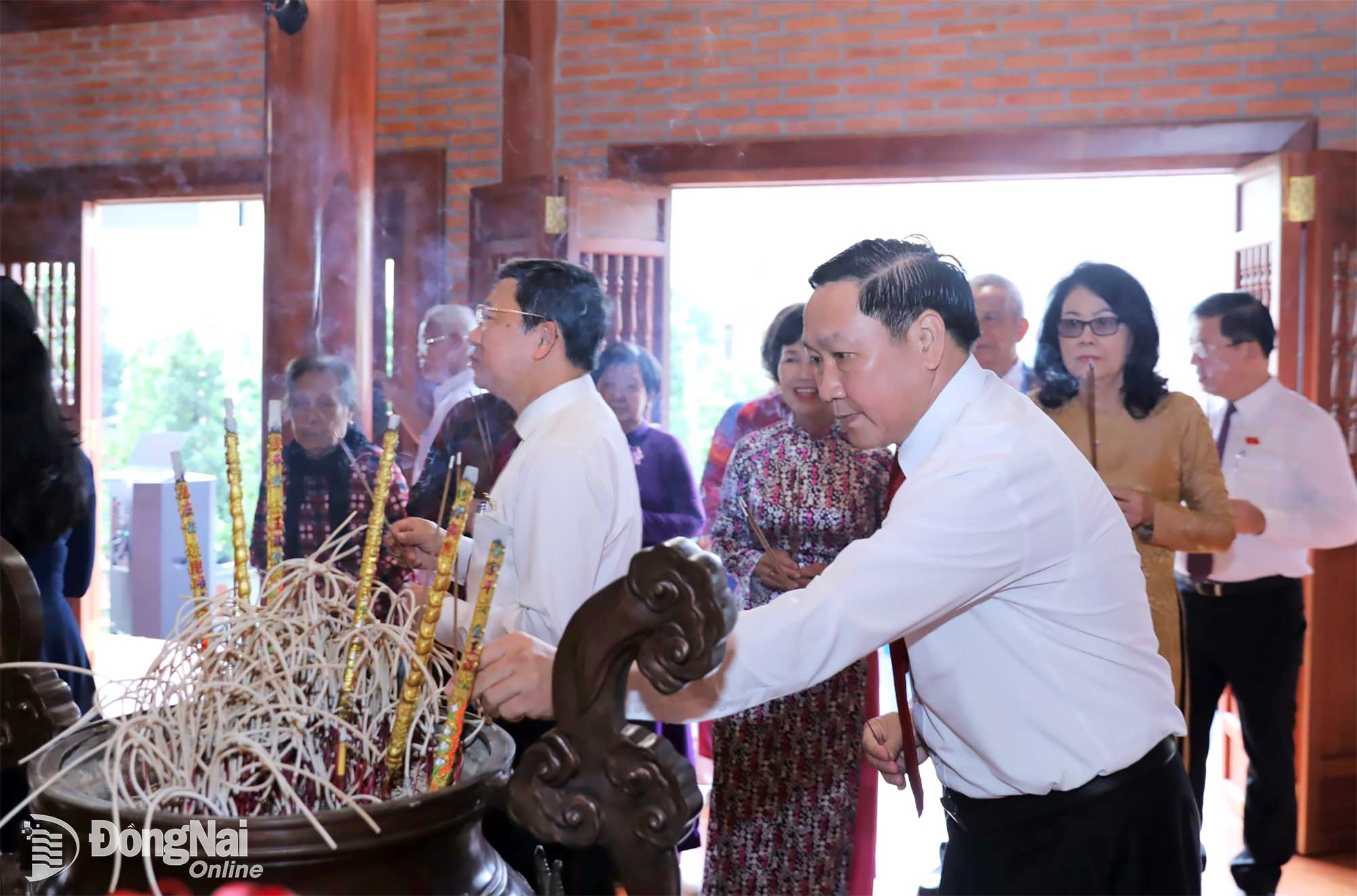 C&aacute;c đại biểu d&acirc;ng hương tại Nh&agrave; thờ B&aacute;c Hồ. Ảnh: Huy Anh