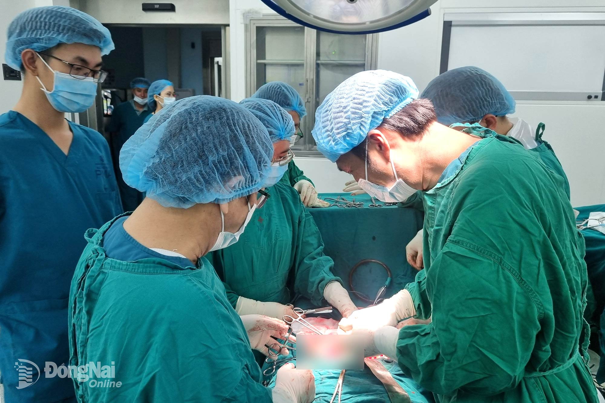 Khi trạm y tế l&agrave;m tốt c&ocirc;ng t&aacute;c dự ph&ograve;ng sẽ giảm tải cho c&aacute;c bệnh viện tuyến tr&ecirc;n. Trong ảnh: C&aacute;c b&aacute;c sĩ Bệnh viện Đa khoa Đồng Nai mổ u xơ tử cung cho bệnh nh&acirc;n. Ảnh: B&iacute;ch Nh&agrave;n