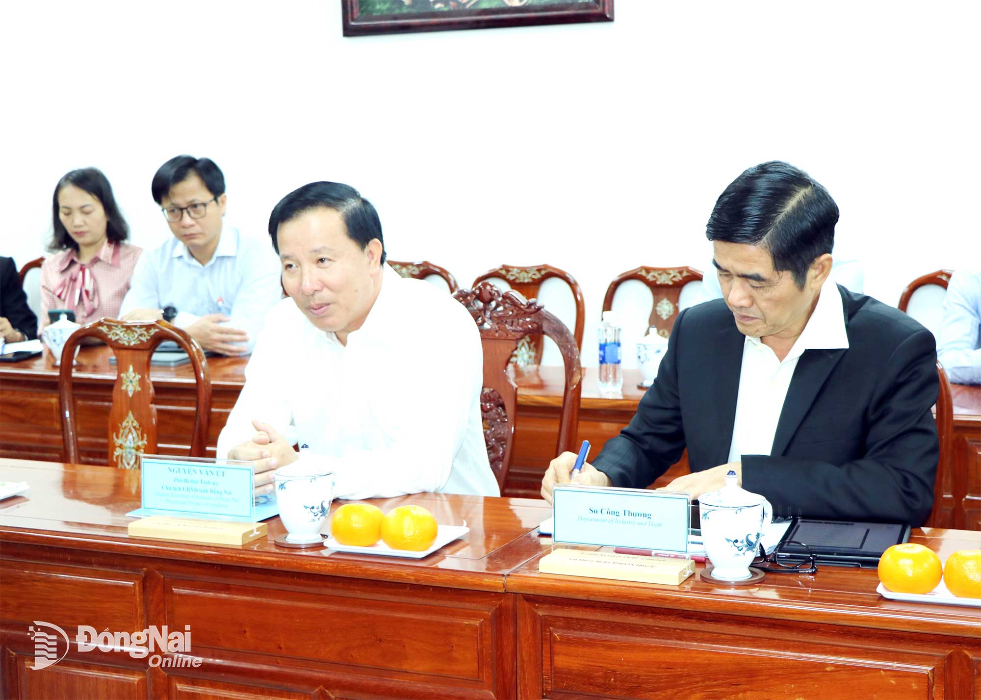 Đồng chí Nguyễn Văn Út, Phó Bí thư Tỉnh ủy, Chủ tịch UBND tỉnh Đồng Nai trao đổi cùng đại diện doanh nghiệp. Ảnh: Vương Thế