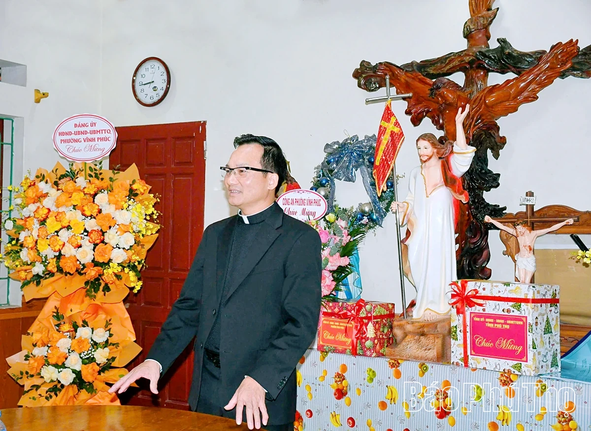 Ph&oacute; B&iacute; thư Tỉnh ủy B&ugrave;i Huy Vĩnh thăm, ch&uacute;c mừng Gi&aacute;o xứ Vĩnh Y&ecirc;n