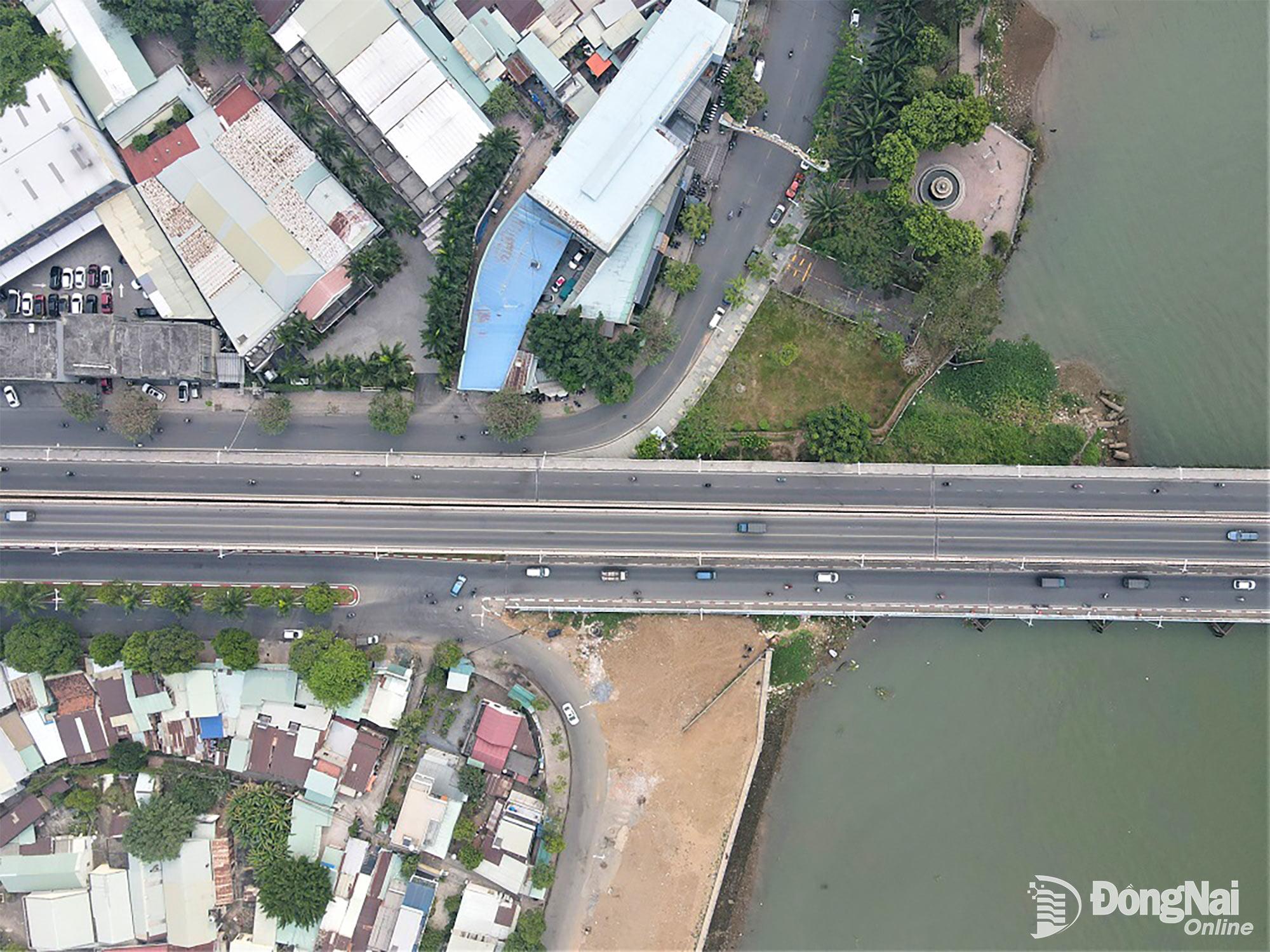 Phần đầu của tuyến đường gi&aacute;p với cầu H&oacute;a An d&agrave;i khoảng 200m đ&atilde; được chấp thuận điều chuyển khối lượng thi c&ocirc;ng sang Dự &aacute;n Hầm chui cầu H&oacute;a An. Hiện nay, Dự &aacute;n Hầm chui cầu H&oacute;a An đang được ho&agrave;n thiện c&aacute;c thủ tục đầu tư để triển khai x&acirc;y dựng. Việc x&acirc;y dựng hầm chui cầu H&oacute;a An nhằm mục ti&ecirc;u kết nối li&ecirc;n th&ocirc;ng đường ven s&ocirc;ng Đồng Nai với đường Nguyễn Văn Trị. Ảnh: Phạm T&ugrave;ng