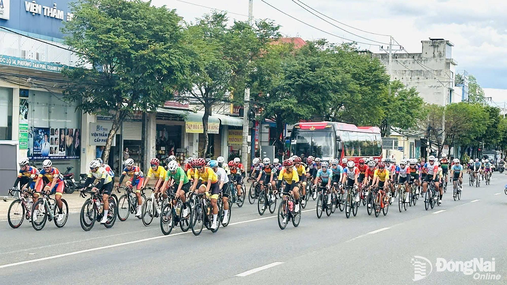 C&aacute;c tay đua tranh t&agrave;i ở cự ly 128km. Ảnh: Trần Cảnh