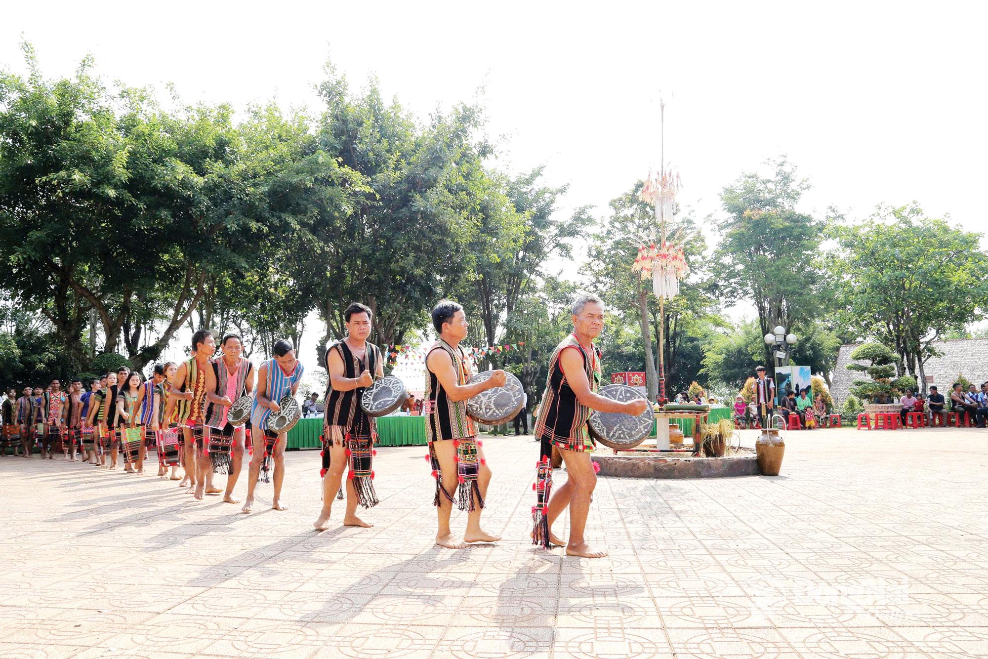 Đồng bào dân tộc Stiêng tại xã Bom Bo biểu diễn một tiết mục văn nghệ tại Lễ hội Mừng lúa mới. Ảnh: Trương Hiện