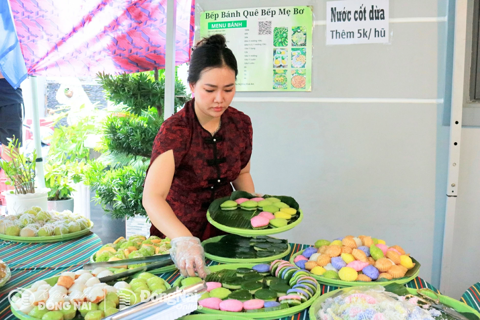 Chị Linh cẩn thận xếp từng chiếc bánh vừa ra lò lên khay để khách lựa chọn. Ảnh: Minh Hạnh