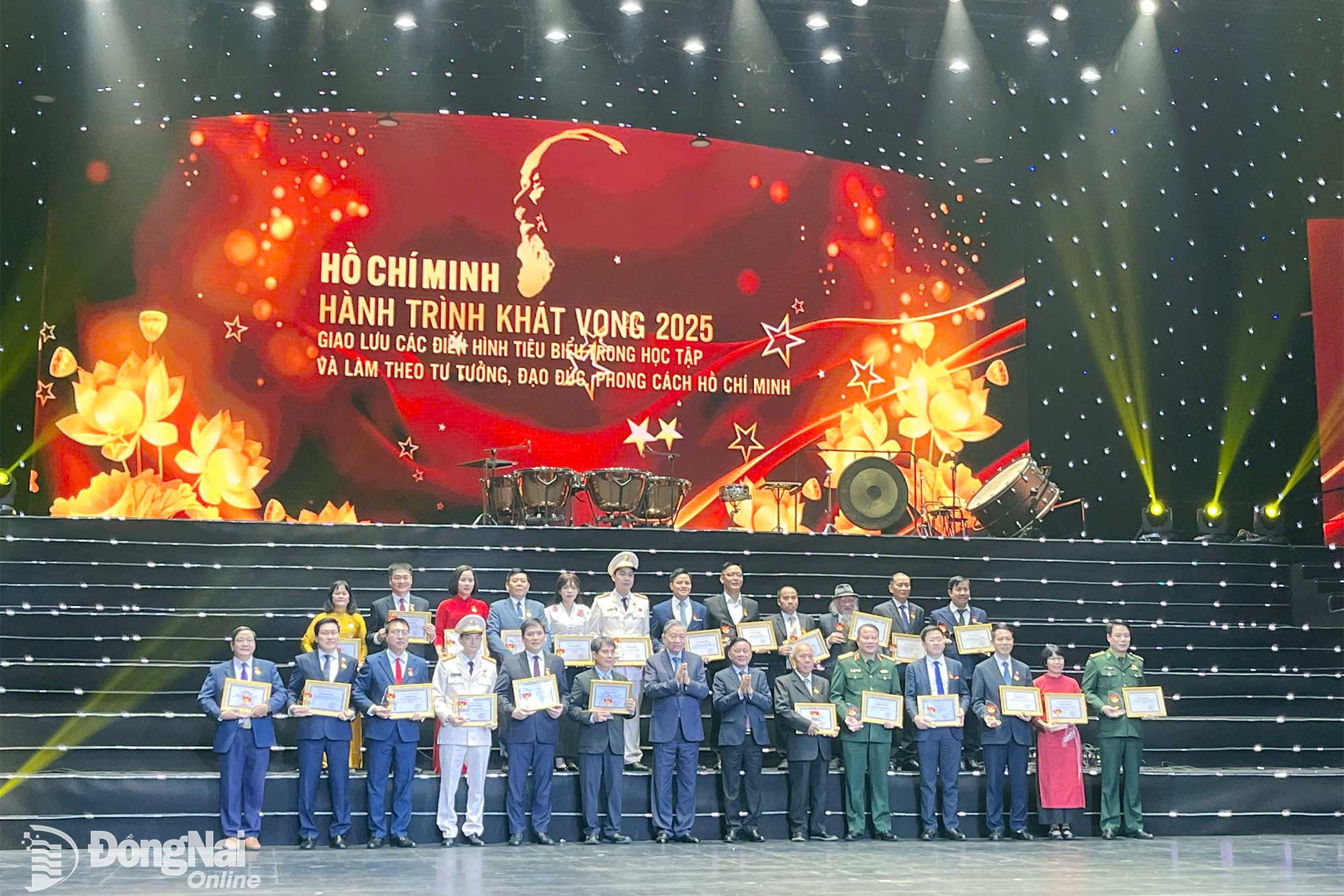 &Ocirc;ng Nguyễn Huy Sang (h&agrave;ng thứ 2, ngo&agrave;i c&ugrave;ng b&ecirc;n phải) c&ugrave;ng c&aacute;c tập thể, c&aacute; nh&acirc;n điển h&igrave;nh ti&ecirc;u biểu to&agrave;n quốc trong học tập v&agrave; l&agrave;m theo tư tưởng, đạo đức, phong c&aacute;ch Hồ Ch&iacute; Minh chụp h&igrave;nh lưu niệm với Tổng B&iacute; thư T&ocirc; L&acirc;m v&agrave; Ủy vi&ecirc;n Bộ Ch&iacute;nh trị, Thường trực Ban B&iacute; thư Trần Cẩm T&uacute;. Ảnh: CTV