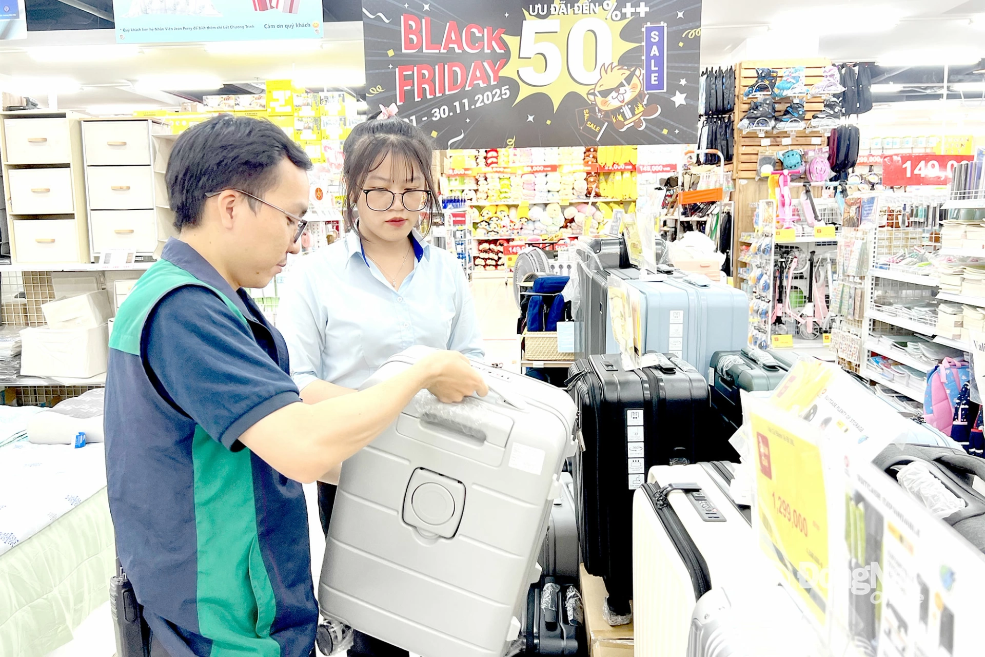 Siêu thị Kohnan Biên Hòa (ở phường Tam Hiệp, tỉnh Đồng Nai) áp dụng nhiều chương trình khuyến mãi lớn trong dịp Black Friday diễn ra vào cuối tháng 11-2025. Ảnh: Hải Quân    