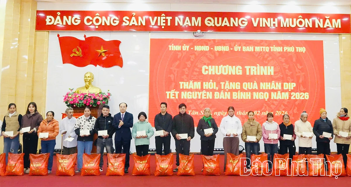B&aacute;o v&agrave; Ph&aacute;t thanh, truyền h&igrave;nh Ph&uacute; Thọ trao qu&agrave; Tết tại x&atilde; T&acirc;n Sơn