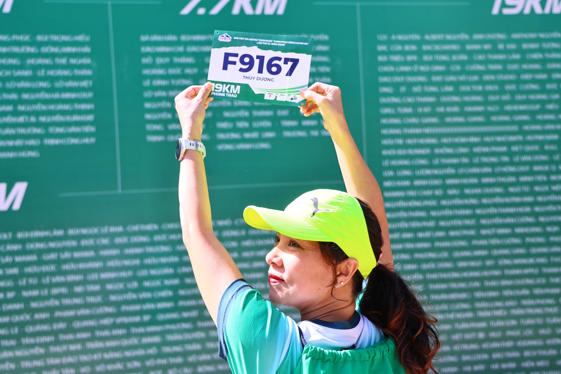 Vận động viên hào hứng khi nhận được trang phục và số áo tham gia đường chạy. Ảnh: Công Nghĩa