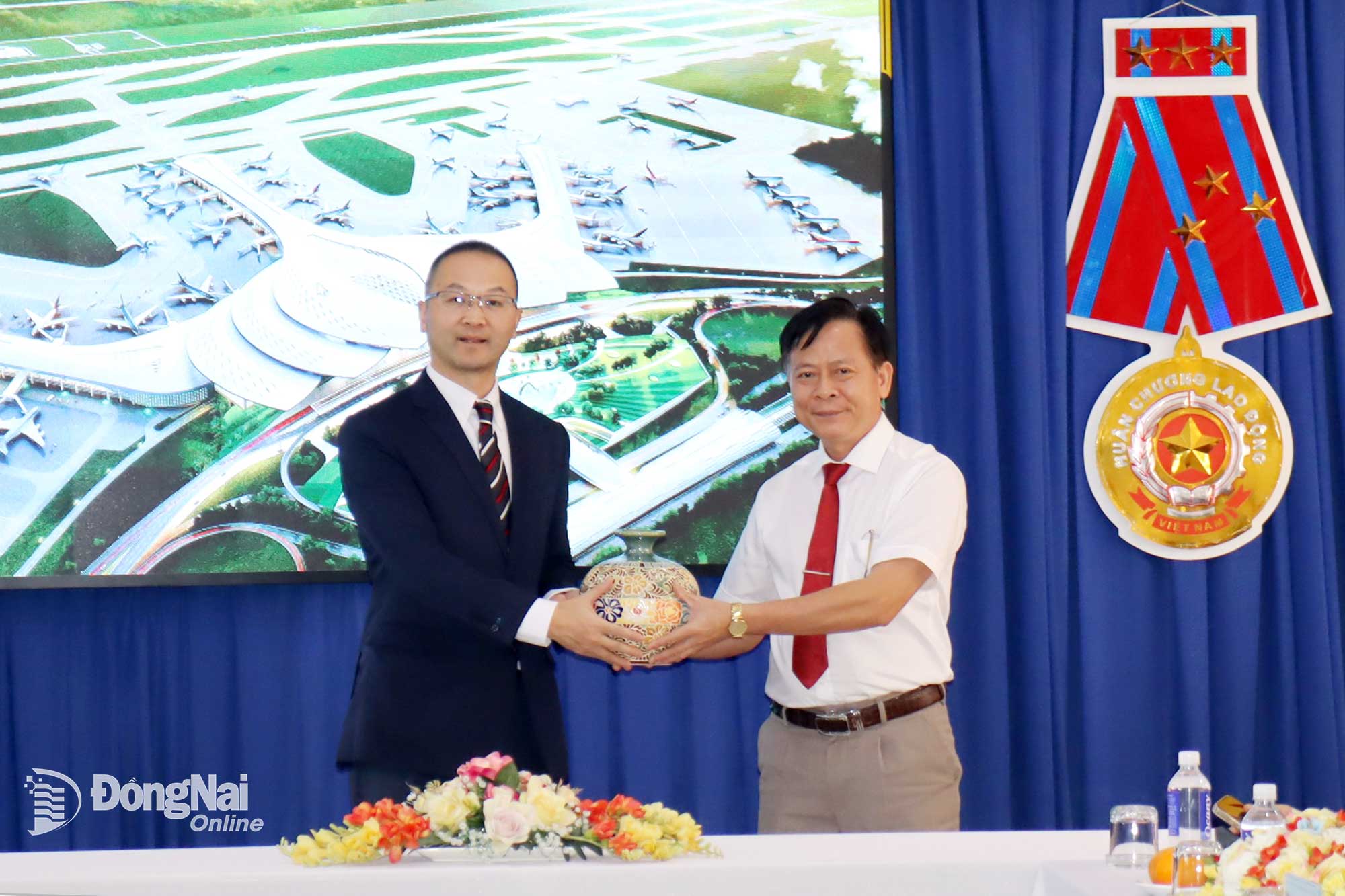 Ông Nguyễn Trọng Tiến, Phó Trưởng ban Quản lý các khu công nghiệp, khu kinh tế tỉnh Đồng Nai tặng quà lưu niệm cho đoàn công tác. Ảnh: Hoàng Lộc