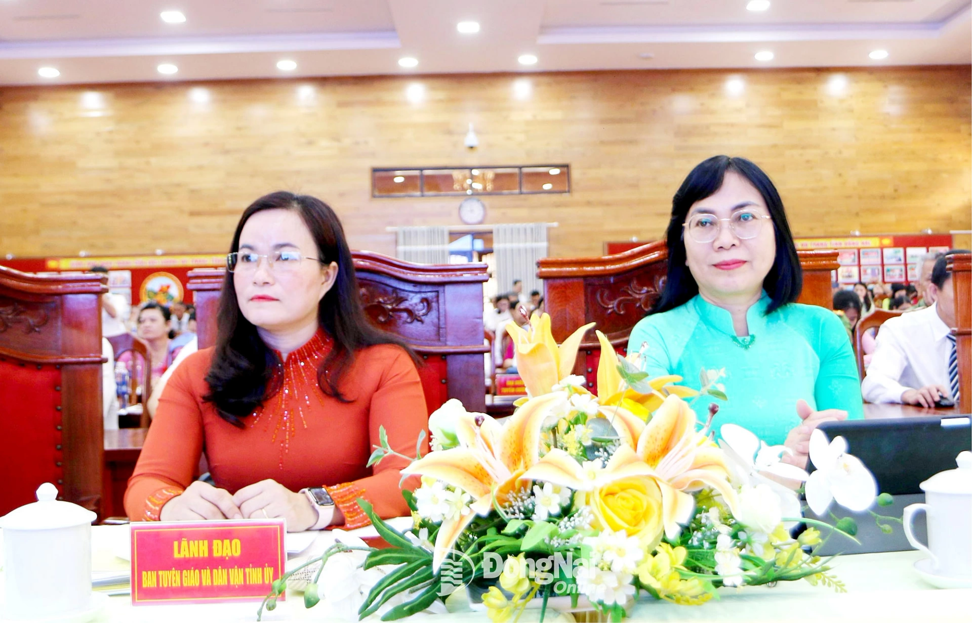 C&aacute;c đồng ch&iacute;: Nguyễn Thị Ho&agrave;ng, Tỉnh ủy vi&ecirc;n, Ph&oacute; Chủ tịch UBND tỉnh Đồng Nai;&nbsp;Nguyễn Thị Hồng Trang, Tỉnh ủy vi&ecirc;n, Ph&oacute; Trưởng ban Thường trực phụ tr&aacute;ch Ban Tuy&ecirc;n gi&aacute;o v&agrave; D&acirc;n vận Tỉnh ủy Đồng Nai tham dự hội nghị. Ảnh: Văn Truy&ecirc;n