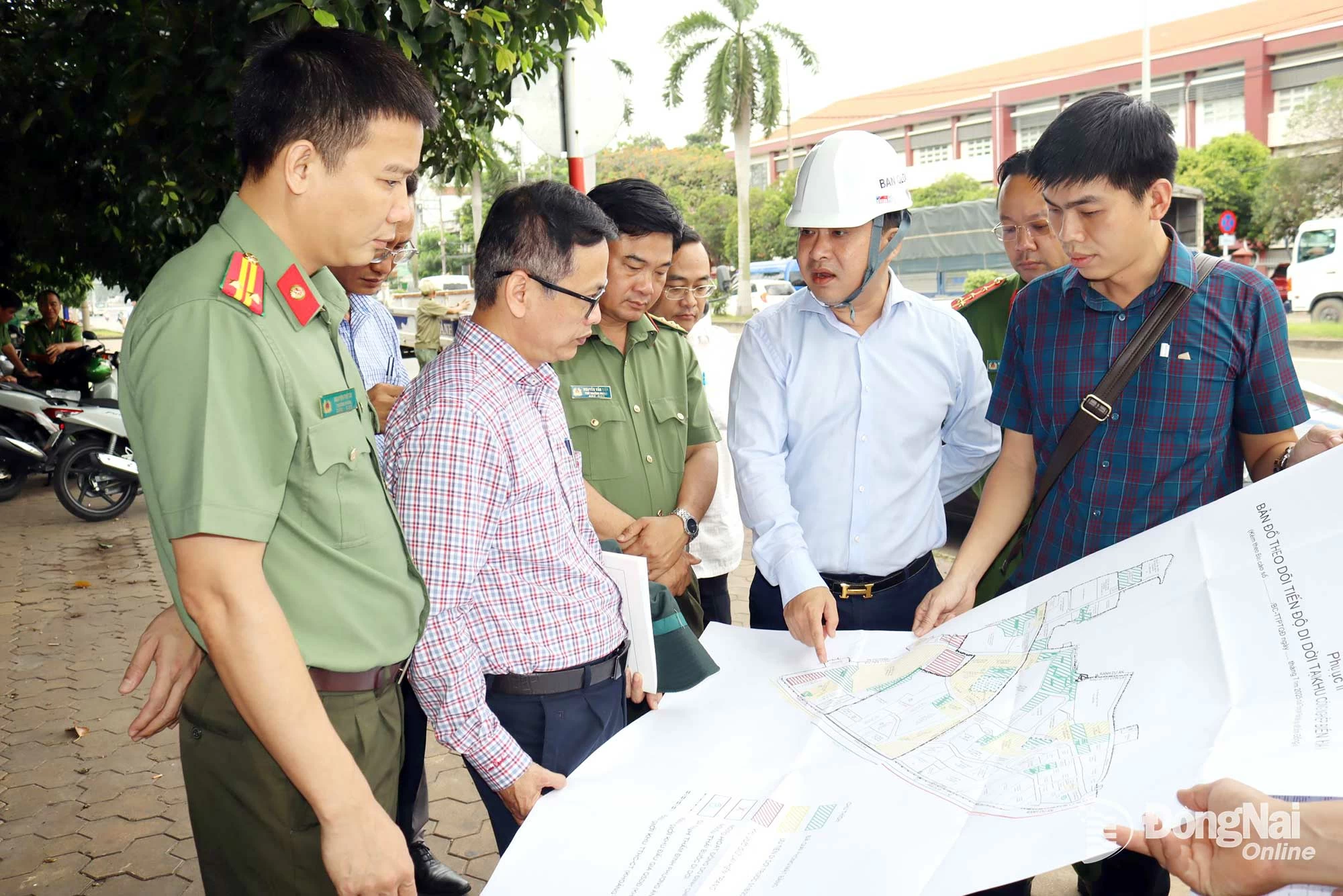 Tỉnh ủy viên, Phó Chủ tịch UBND tỉnh Hồ Văn Hà trao đổi với các đơn vị liên quan về tiến độ di dời Khu công nghiệp Biên Hòa 1. Ảnh: Hoàng Lộc