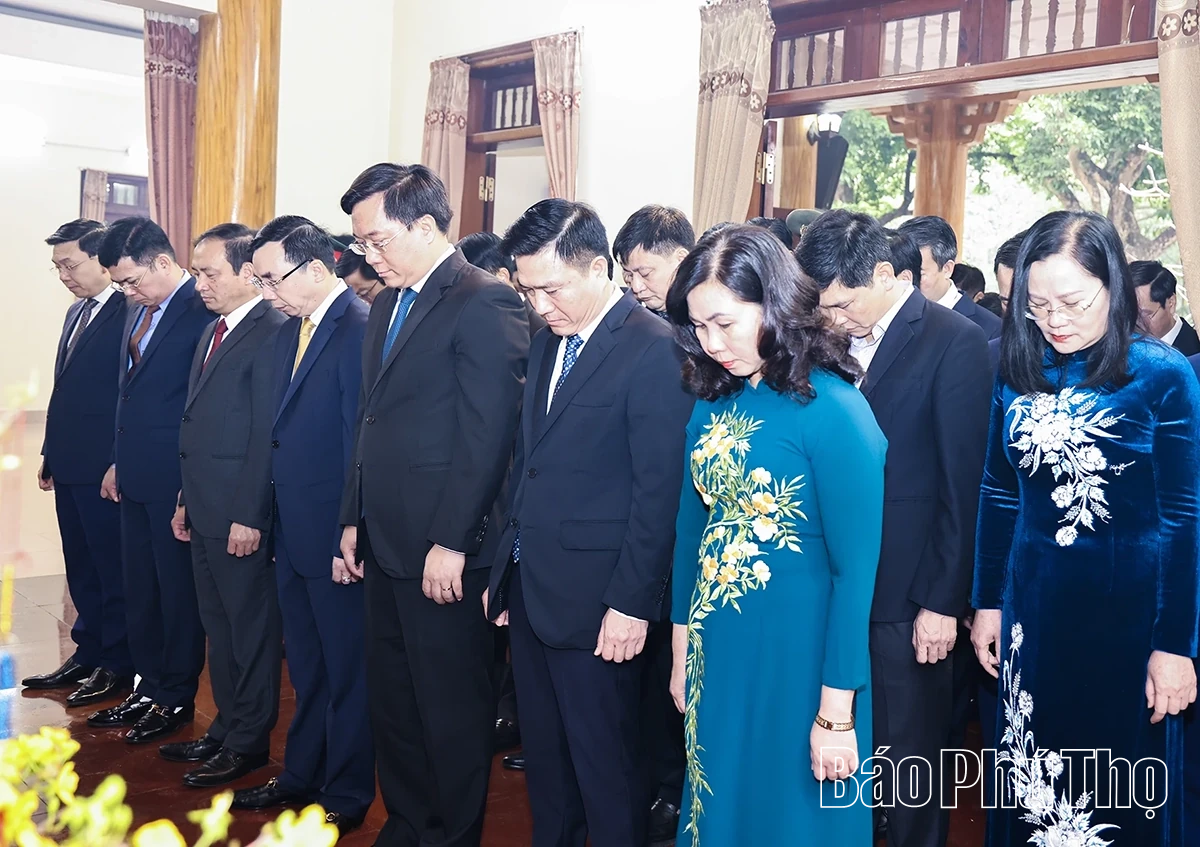L&atilde;nh đạo tỉnh d&acirc;ng hương tại Nh&agrave; lưu niệm B&aacute;c Hồ v&agrave; Đ&agrave;i tưởng niệm c&aacute;c Anh h&ugrave;ng liệt sĩ Vĩnh Ph&uacute;c