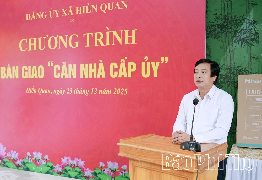 B&agrave;n giao &ldquo;Căn nh&agrave; cấp ủy&rdquo; cho đảng vi&ecirc;n tại x&atilde; Hiền Quan