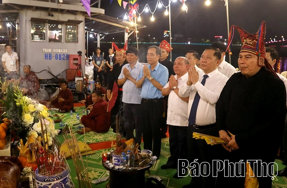 Đậm sắc màu văn hóa tại lễ cầu ngư, thả hoa đăng trên sông Đà