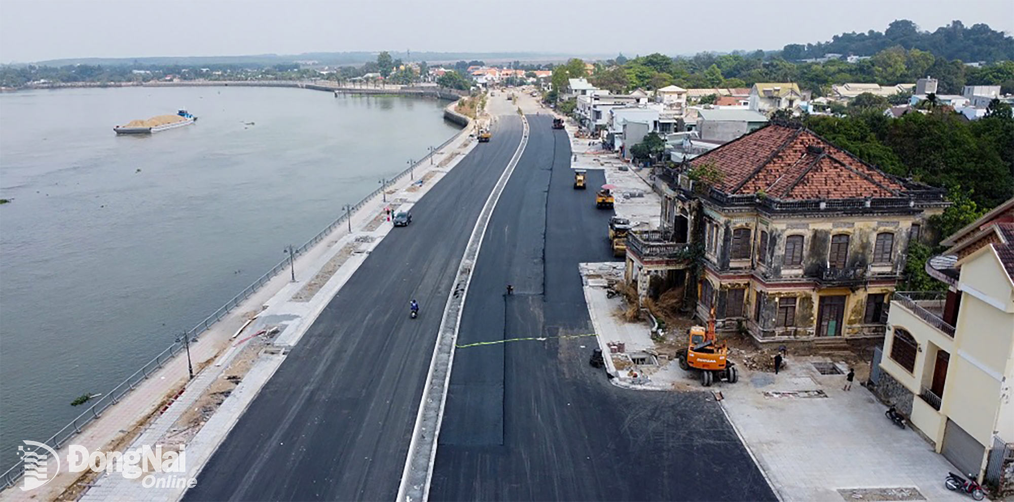 Ban đầu, đường ven s&ocirc;ng Đồng Nai được thiết kế đi qua một phần biệt thự cổ V&otilde; H&agrave; Thanh. Sau đ&oacute;, để bảo tồn c&ocirc;ng tr&igrave;nh n&agrave;y, đoạn qua khu vực biệt thự cổ được điều chỉnh quy hoạch, nắn tuyến. Ảnh: Phạm T&ugrave;ng