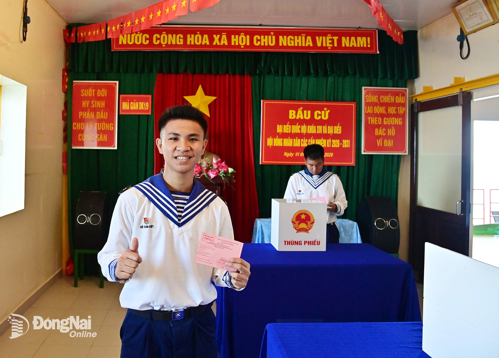 1. Hạ sĩ Đỗ Tuấn Kiệt, chiến sĩ xạ thủ Nhà giàn DK1/9, quê xã Đại Phước, tỉnh Đồng Nai, tự hào khi được bỏ phiếu bầu cử sớm trên nhà giàn. Giữa muôn trùng sóng gió, lá phiếu của người lính trẻ mang theo niềm tin và trách nhiệm của một công dân đang làm nhiệm vụ nơi tuyến đầu biển đảo. Ảnh: Văn Đường
