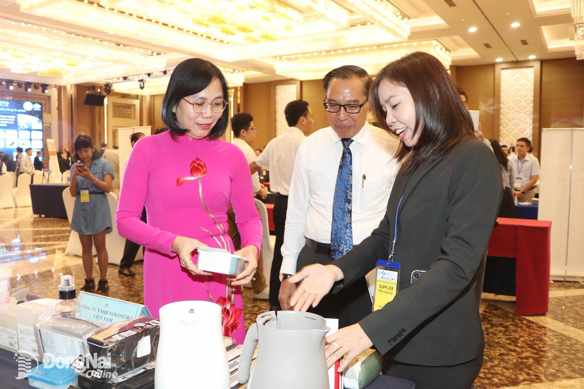 Tỉnh ủy viên, Phó Chủ tịch UBND tỉnh Nguyễn Thị Hoàng (bìa trái) thăm gian hàng của doanh nghiệp Nhật Bản tại Hội nghị Kết nối giao thương giữa Việt Nam và Nhật Bản, tháng 11-2025. Ảnh: Ngọc Liên