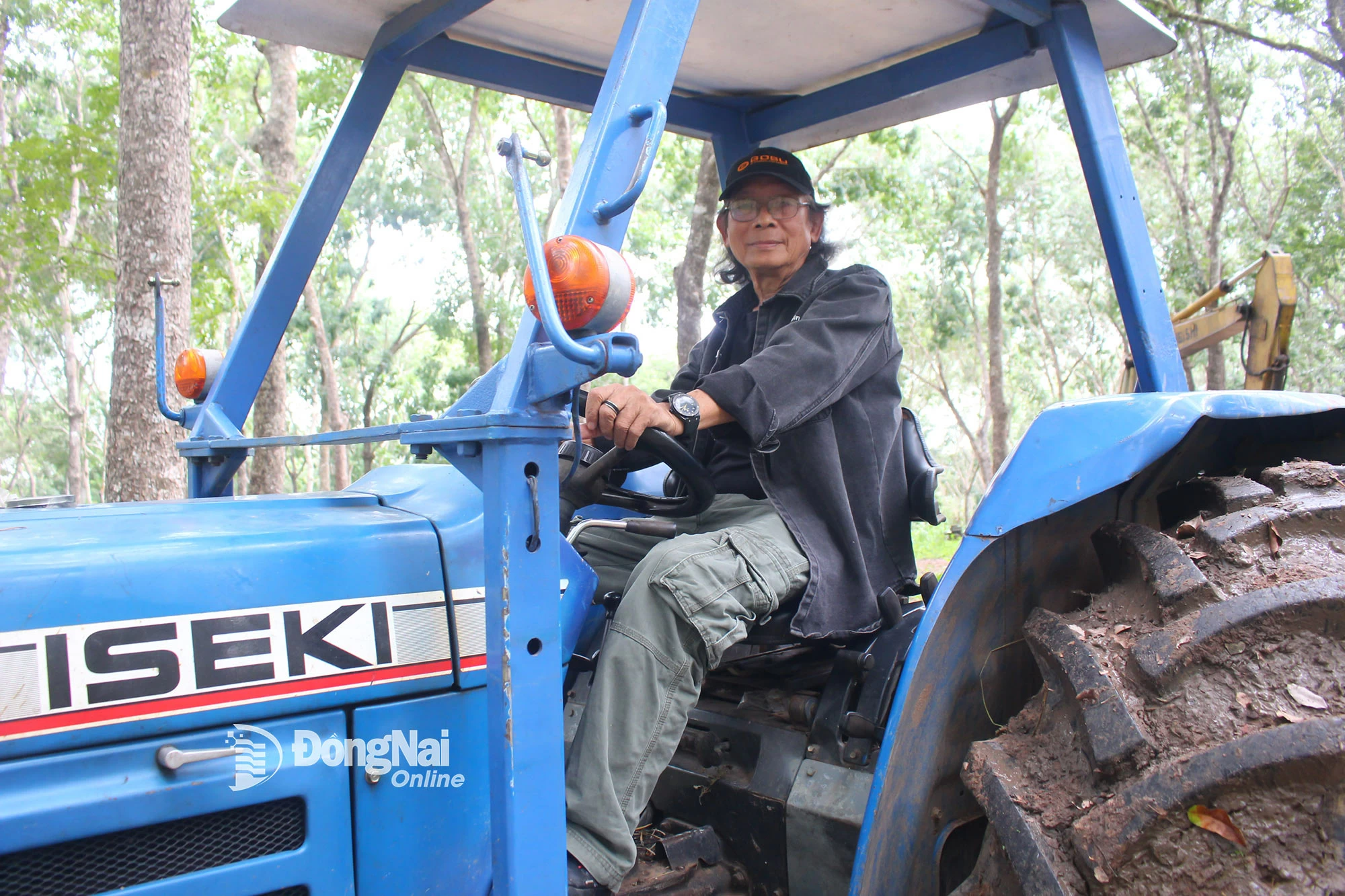 Ở tuổi 78,  cựu chiến binh Năm Dương vẫn tự tay lái máy cày cày, xới đất.