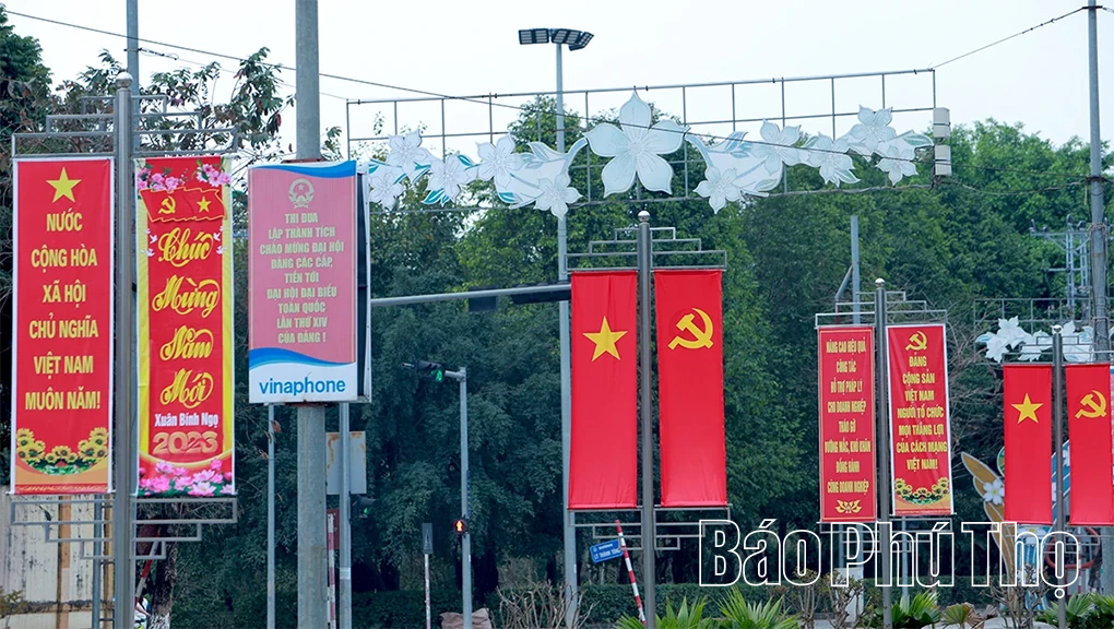 Người dân Phú Thọ rộn ràng du Xuân đầu năm