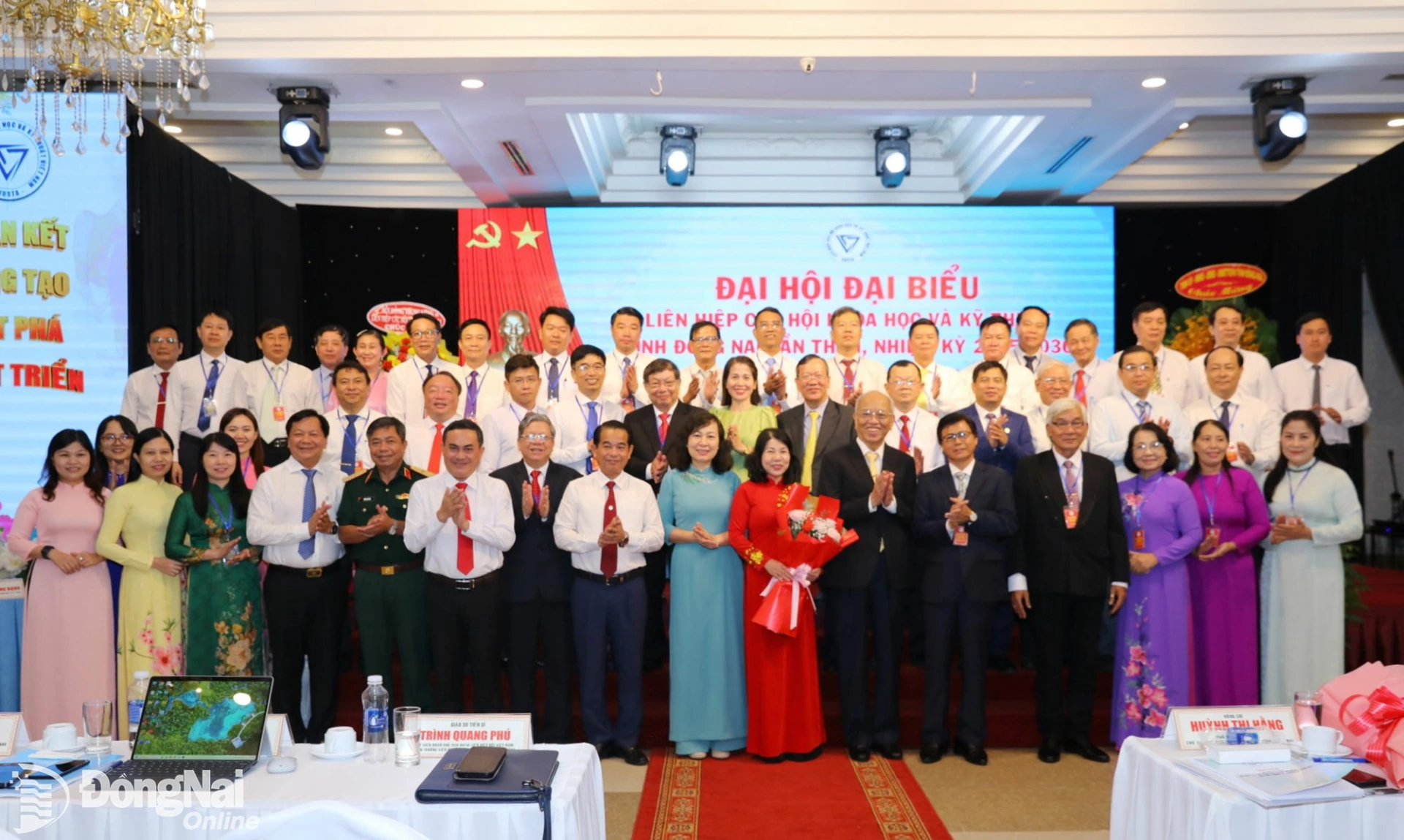 Các đồng chí lãnh đạo tỉnh chụp hình với Ban Chấp hành Liên hiệp các hội Khoa học và Kỹ thuật tỉnh Đồng Nai nhiệm kỳ 2025-2030 sau khi ra mắt. Ảnh: Huy Anh