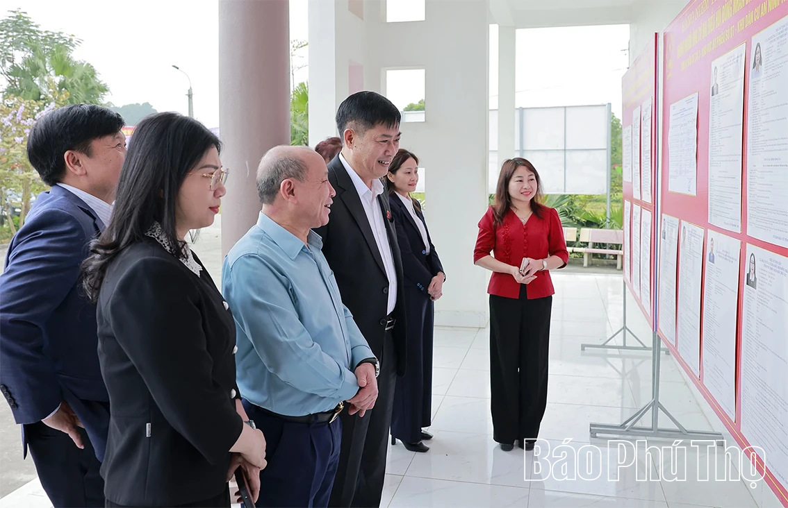 Chủ nhiệm Ủy ban Công tác đại biểu của Quốc hội Nguyễn Hữu Đông kiểm tra công tác chuẩn bị bầu cử tại phường Phú Thọ