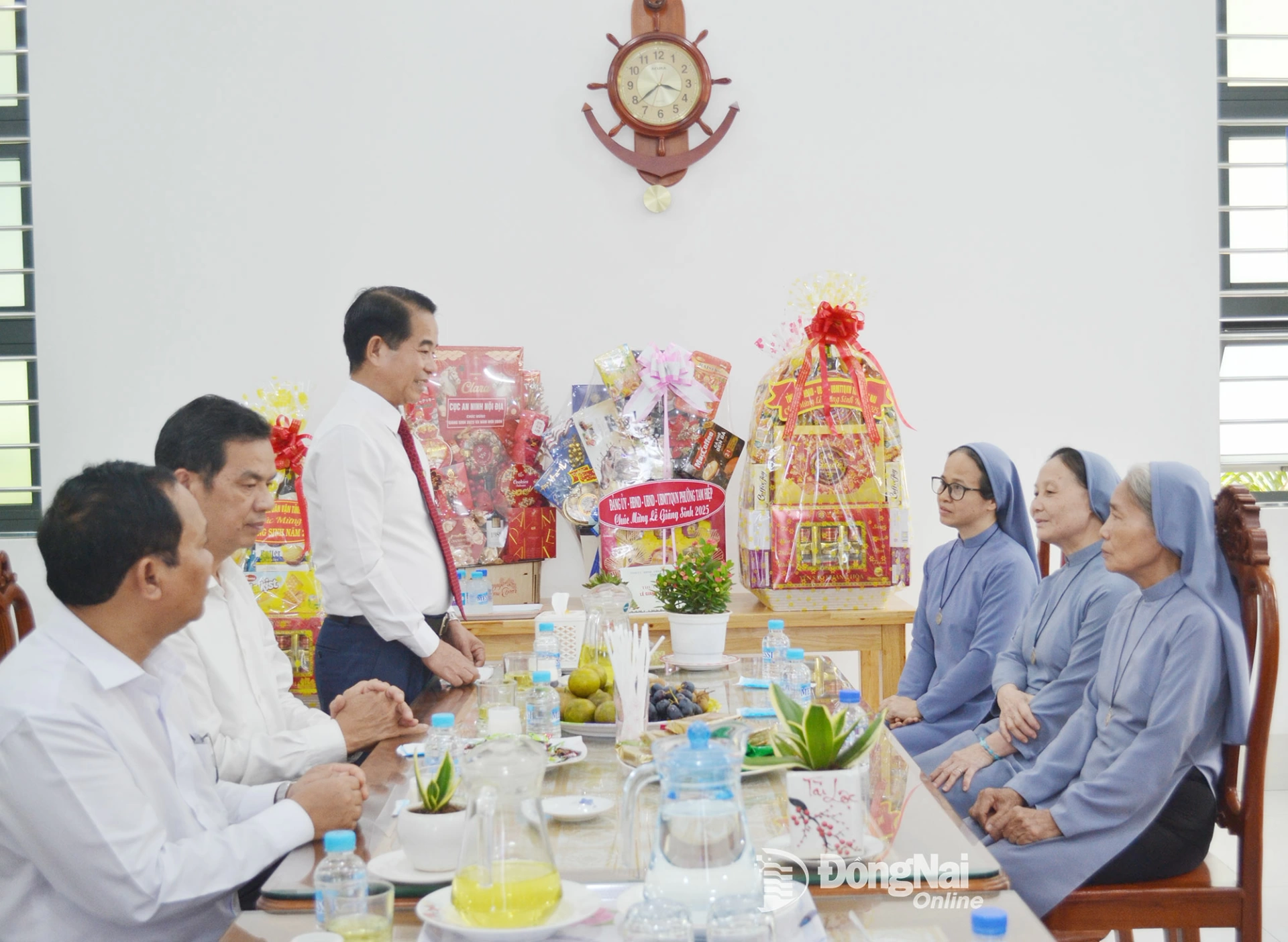 Đồng ch&iacute; Th&aacute;i Bảo, Ph&oacute; B&iacute; thư Tỉnh ủy, Trưởng ban Tổ chức Tỉnh ủy Đồng Nai v&agrave; l&atilde;nh đạo c&aacute;c cơ quan, đơn vị của tỉnh ch&uacute;c mừng Gi&aacute;ng sinh D&ograve;ng Nữ tỳ Th&aacute;nh thể Việt Nam. Ảnh: Phương Hằng  