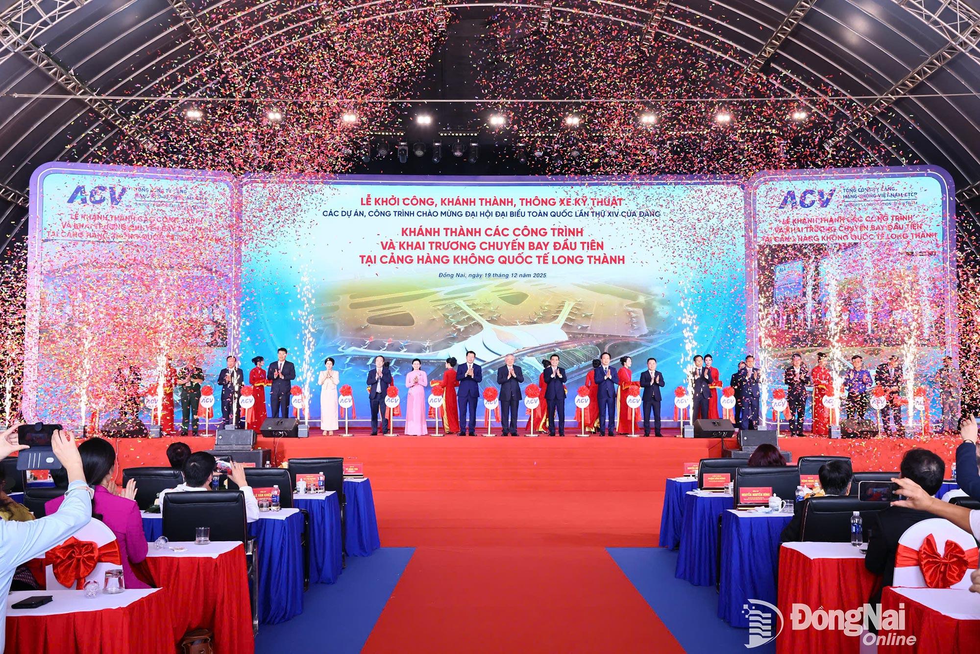 C&aacute;c đại biểu thực hiện nghi thức cắt băng kh&aacute;nh th&agrave;nh c&aacute;c c&ocirc;ng tr&igrave;nh thuộc Dự &aacute;n Th&agrave;nh phần 3, Dự &aacute;n Đầu tư x&acirc;y dựng S&acirc;n bay Long Th&agrave;nh. Ảnh: C&ocirc;ng Nghĩa