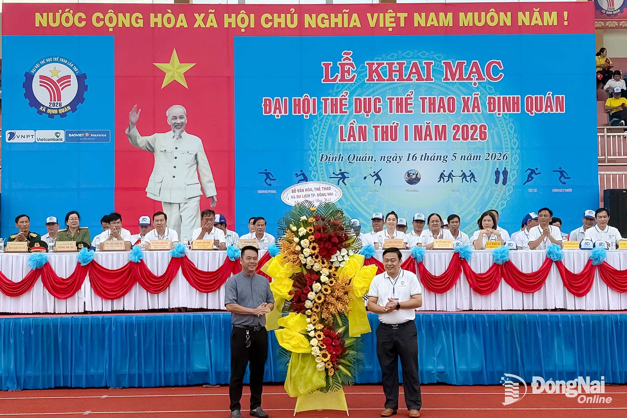 Đại diện Sở Văn hóa, Thể thao và Du lịch thành phố Đồng Nai tặng hoa chúc mừng đại hội.