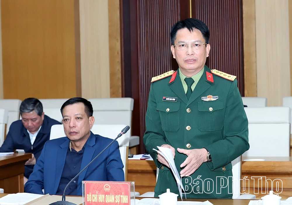 Chủ tịch UBND tỉnh Trần Duy Đ&ocirc;ng nghe b&aacute;o c&aacute;o nhiệm vụ trọng t&acirc;m trước, trong v&agrave; sau Tết Nguy&ecirc;n đ&aacute;n B&iacute;nh Ngọ