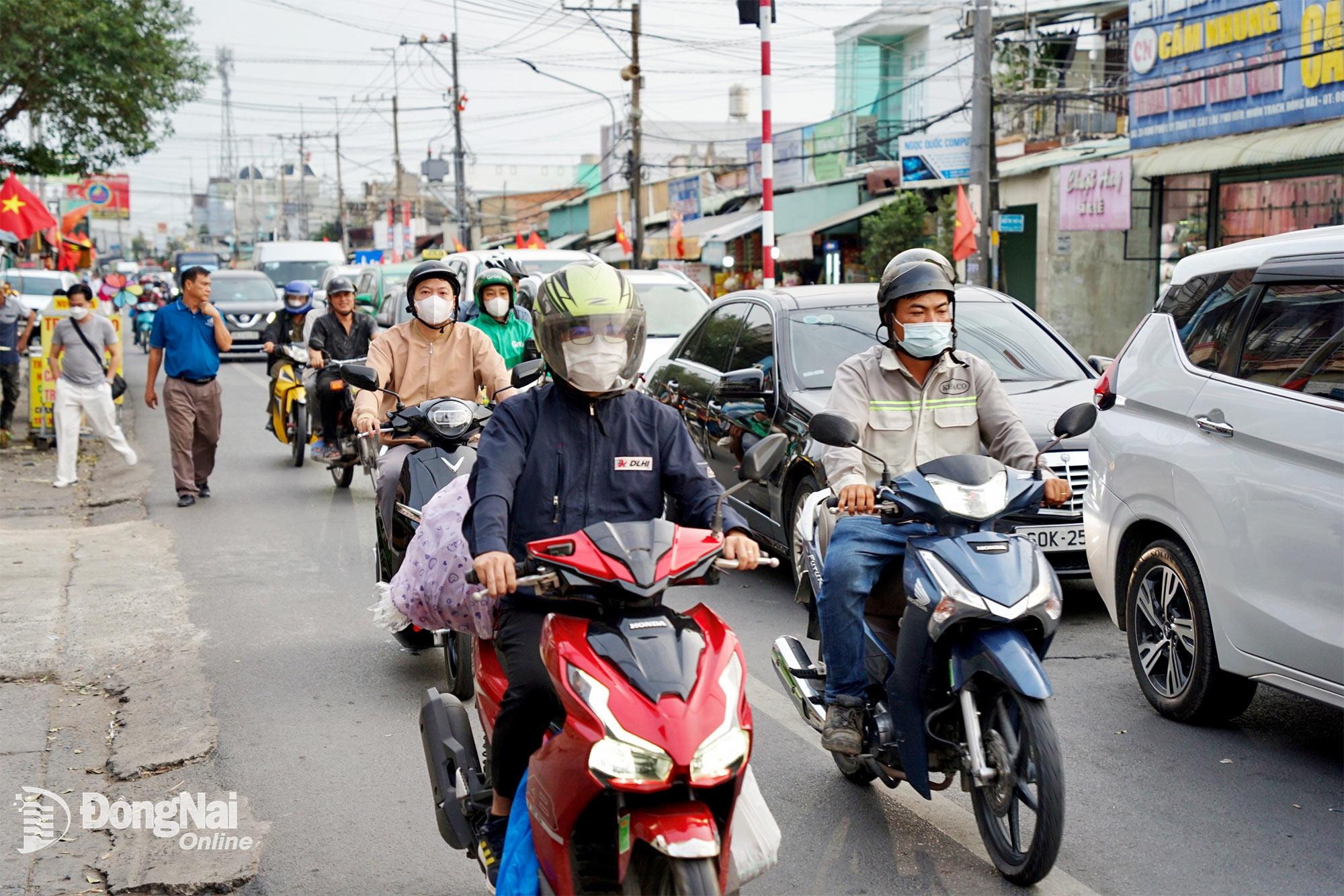 C&aacute;c phương tiện di chuyển tr&ecirc;n đường L&yacute; Th&aacute;i Tổ (x&atilde; Đại Phước, tỉnh Đồng Nai) qua khu vực ph&agrave; C&aacute;t L&aacute;i. Ảnh: Đăng T&ugrave;ng