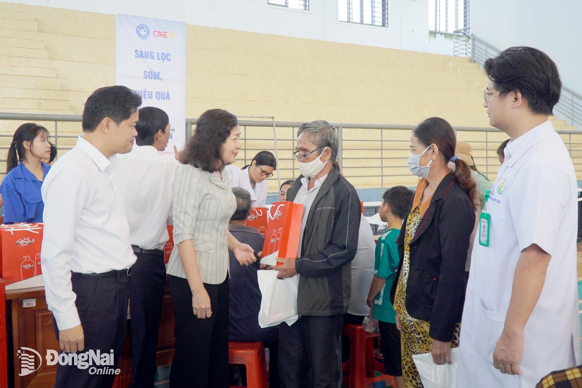 Ủy viên Dự khuyết Trung ương Đảng, Thứ trưởng Thường trực Bộ Y Tế Vũ Mạnh Hà; Phó Bí thư Tỉnh uỷ, Chủ tịch Ủy ban MTTQ tỉnh Đồng Nai Huỳnh Thị Hằng thăm hỏi người dân khám bệnh tại chương trình. Ảnh: Vũ Nguyện