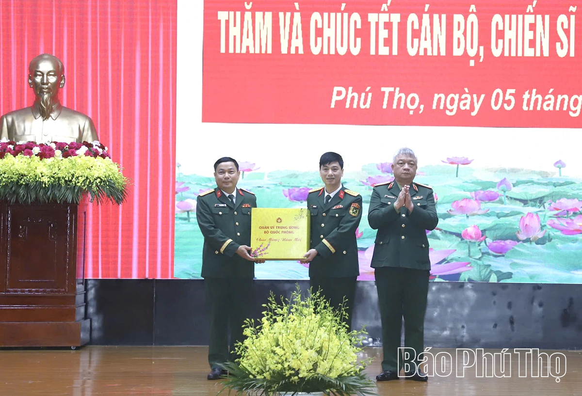 Chủ tịch nước Lương Cường thăm, ch&uacute;c Tết c&aacute;n bộ, chiến sĩ Sư đo&agrave;n 316