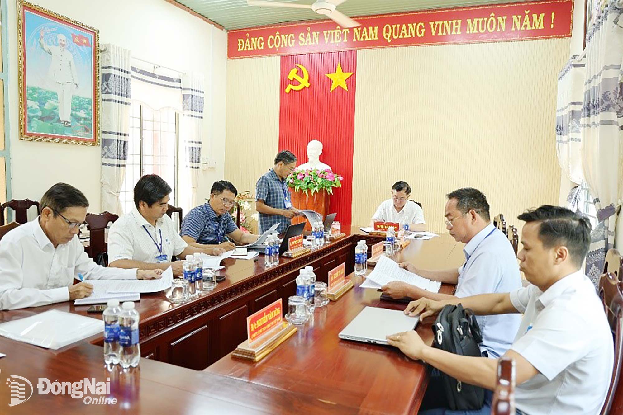 Đại diện UBND xã Hưng Phước báo cáo thực trạng cơ sở vật chất trường học trên địa bàn. Ảnh: Đức Dũng