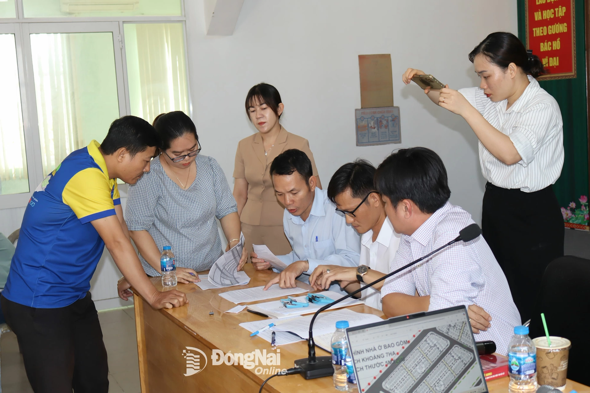 Người d&acirc;n phường Phước T&acirc;n bốc thăm vị tr&iacute; t&aacute;i định cư&nbsp;tại Dự &aacute;n T&aacute;i định cư hơn 49ha ở phường Phước T&acirc;n.