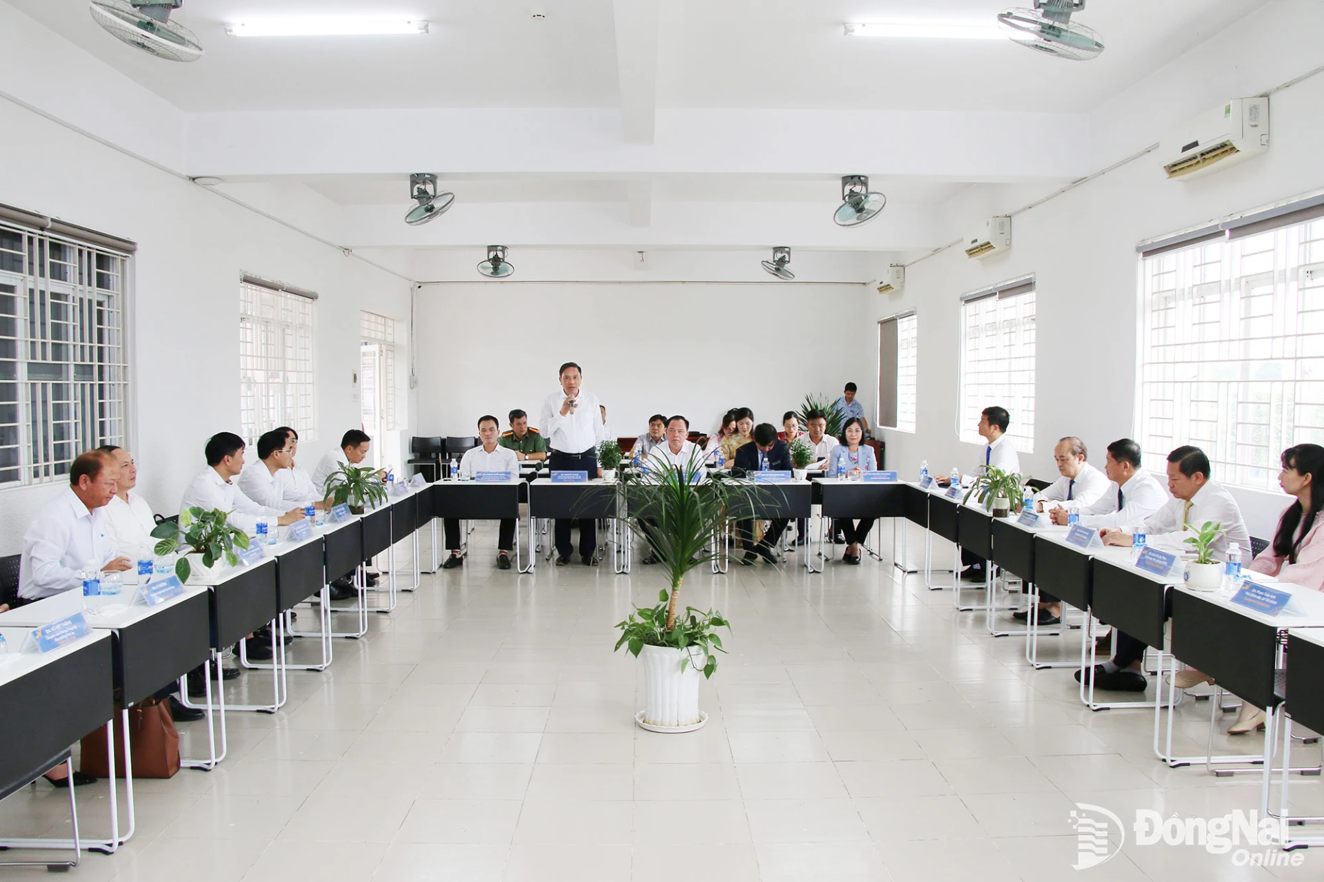 Phó Bí thư Thường trực Tỉnh ủy, Chủ tịch HĐND tỉnh Lào Cai Hoàng Giang chia sẻ tại buổi làm việc với Ban giám hiệu Trường đại học Lạc Hồng. Ảnh: Hải Quân