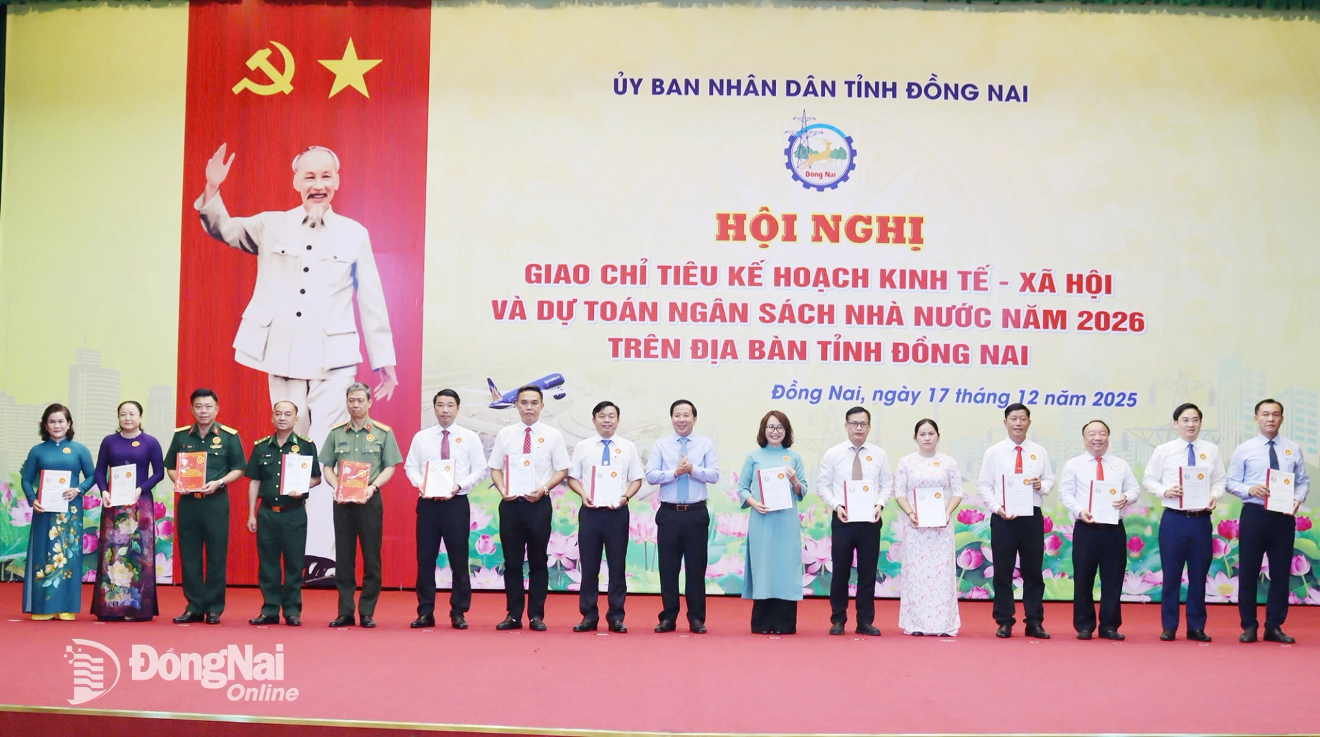 Đồng chí Nguyễn Văn Út, Phó Bí thư Tỉnh ủy, Chủ tịch UBND tỉnh Đồng Nai trao quyết định giao chỉ tiêu năm 2026 cho các đơn vị, địa phương. Ảnh: Hoàng Lộc  