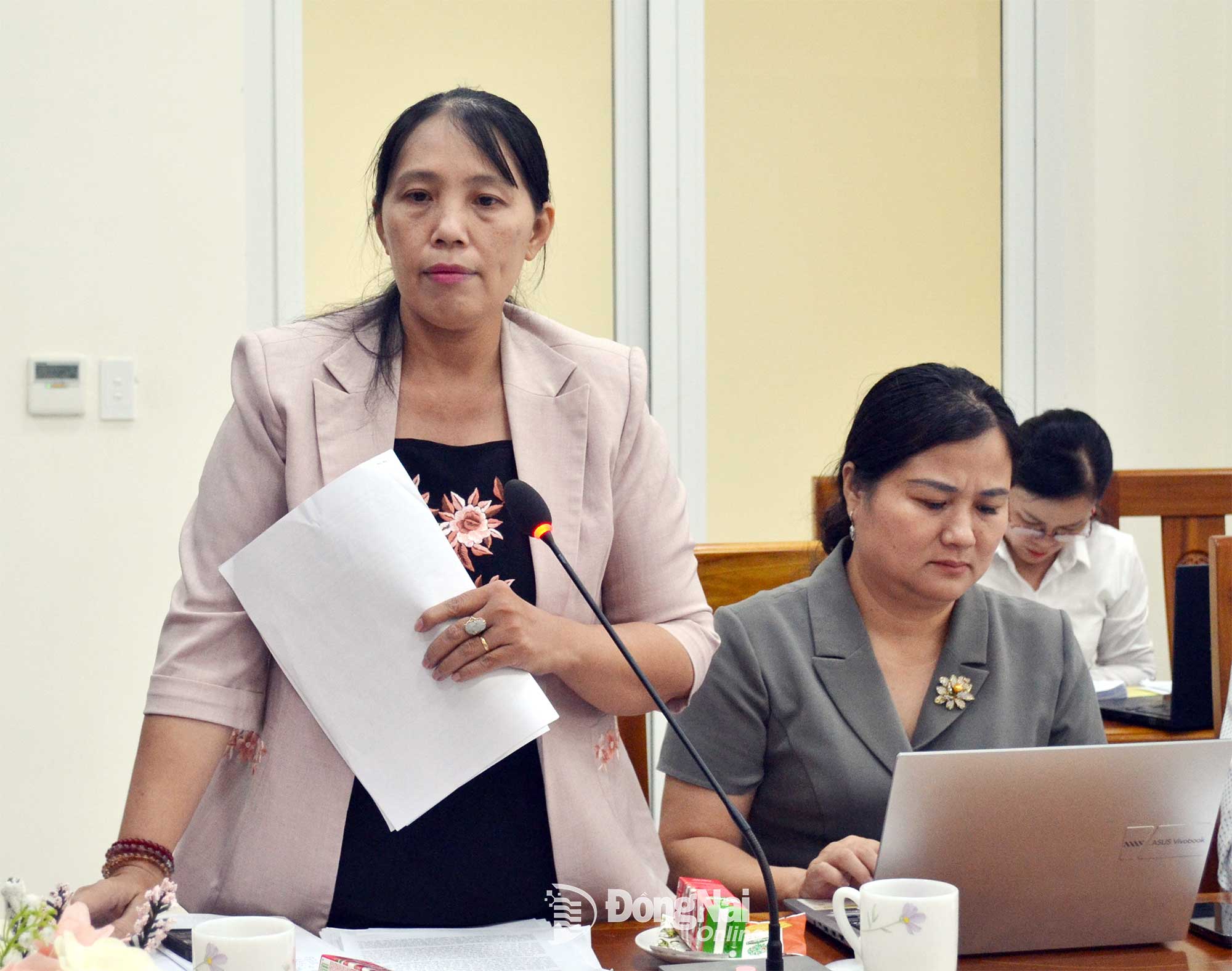 Tỉnh ủy viên, Phó Trưởng ban Tuyên giáo và Dân vận Tỉnh ủy Đồng Nai Lê Thị Thái phát biểu tại hội nghị. Ảnh: Phương Hằng