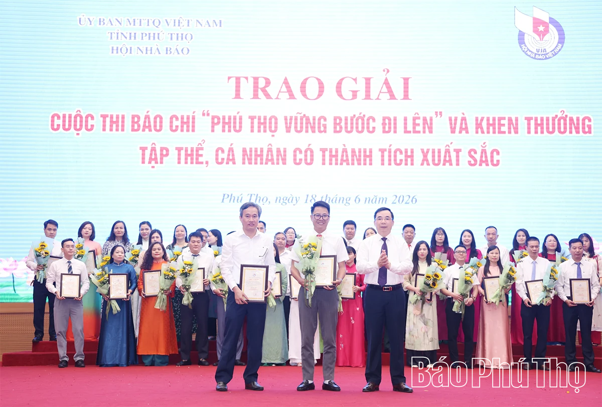 Trao giải cuộc thi báo chí “Phú Thọ vững bước đi lên” và khen thưởng tập thể, cá nhân có thành tích xuất sắc