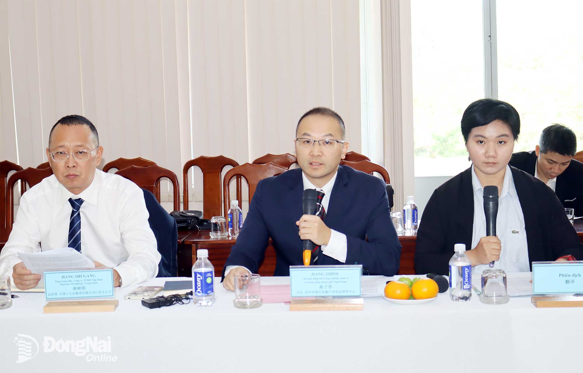 Ông Tưởng Tử Hậu, Chủ tịch Đoàn Hiệp hội Công nghệ xanh và carbon thấp thành phố Nghi Hưng, tỉnh Giang Tô (Trung Quốc) trao đổi tại buổi làm việc. Ảnh: Hoàng Lộc