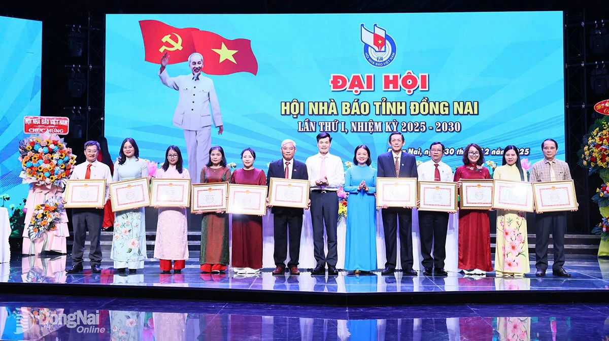 Chủ tịch Hội Nh&agrave; b&aacute;o tỉnh Đồng Nai Trần Nam Đ&ocirc;ng tri &acirc;n c&aacute;c đồng ch&iacute; ủy vi&ecirc;n Ban Chấp h&agrave;nh Hội Nh&agrave; b&aacute;o tỉnh Đồng Nai nhiệm kỳ 2020-2025. Ảnh: C&ocirc;ng Nghĩa