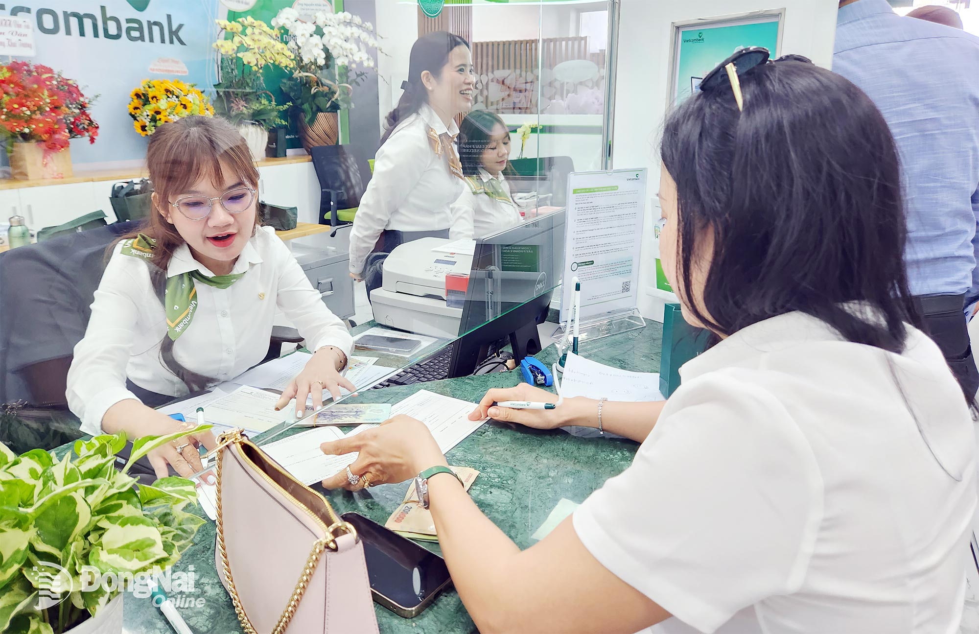 Hoạt động giao dịch tại một phòng giao dịch ở phường Long Bình, tỉnh Đồng Nai. Ảnh: Hải Quân