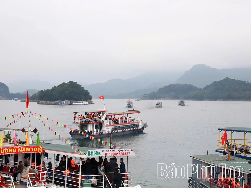 Siết chặt kỷ cương vận tải thủy mùa lễ hội trên hồ Hòa Bình