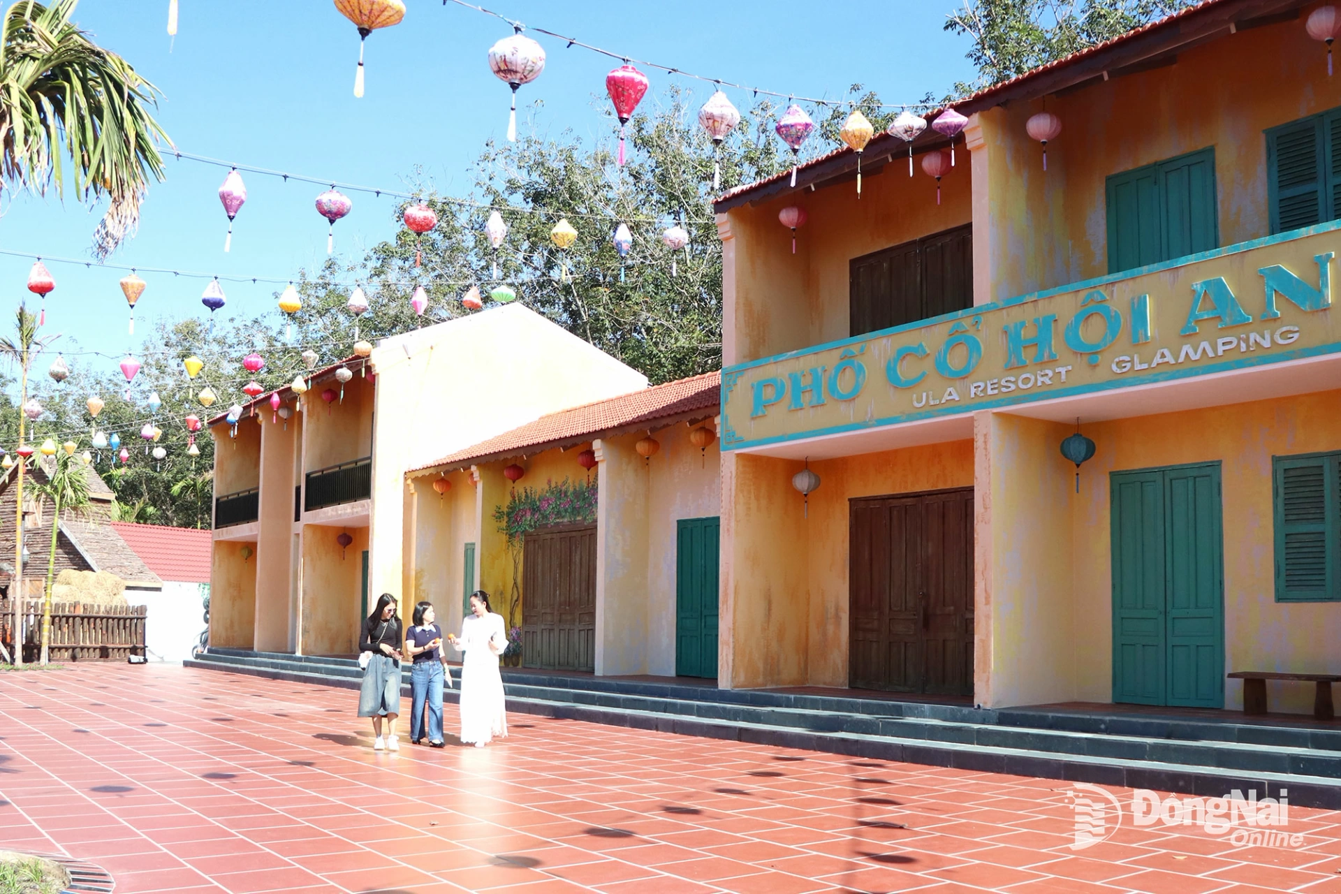 Khách du lịch check-in tại khu nhà truyền thống, thuộc Ula Resort Glamping (xã Tân Khai). Ảnh: Ngọc Liên