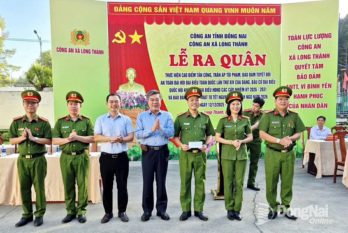 Lãnh đạo xã Long Thành khen thưởng động viên lực lượng công an xã. Ảnh: ĐPCC